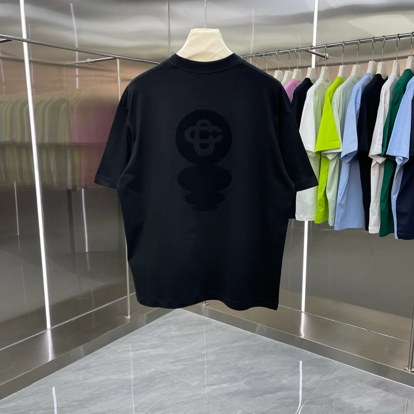 New Arrival Casablanca Casablanca Classic Series flocked short-sleeved T-shirt for celebrity wear. It is made of Xinjiang long-staple cotton ~ grams. The color of the fabric is custom-dyed and will not shrink or fade. It feels comfortable and has a strong texture. A must-have for fashionable men and women, the Classic drop-shoulder wide version is available exclusively in In Stock! Color: White Black Light Blue Royal Blue (4 colors) Size: S M L XL XXL